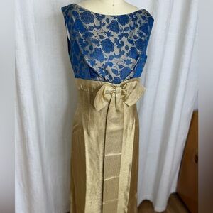 1960s VINTAGE BLUE FLORAL BROCADE GOLD LAME GOWN W/BOW MEDIUM